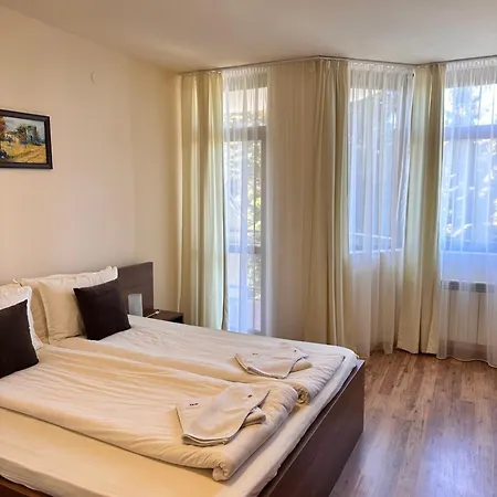 Large Size One Bed Sleep 6 In Flora Main Building Apartament Borowec