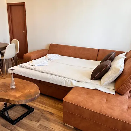 Large Size One Bed Sleep 6 In Flora Main Building *