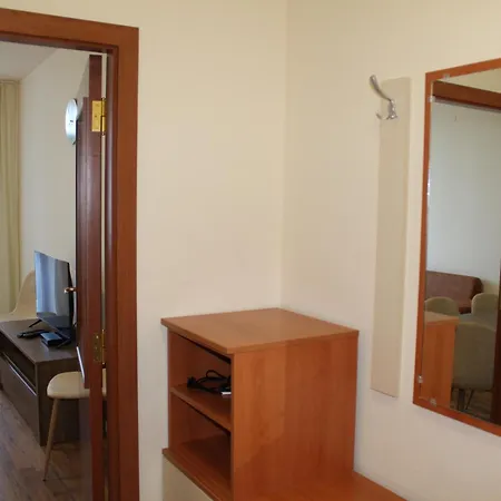 Large Size One Bed Sleep 6 In Flora Main Building *