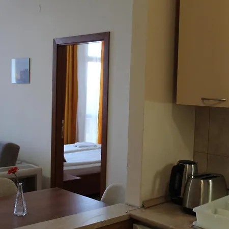 Large Size One Bed Sleep 6 In Flora Main Building Apartament *
