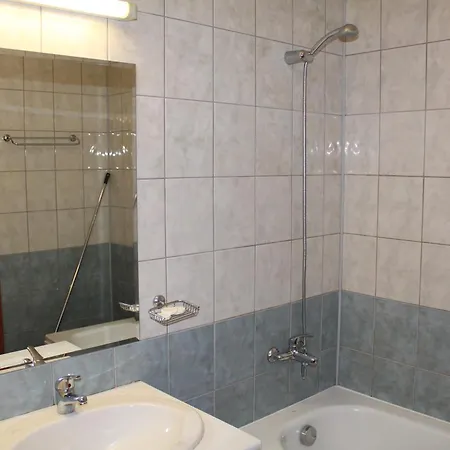 Large Size One Bed Sleep 6 In Flora Main Building *