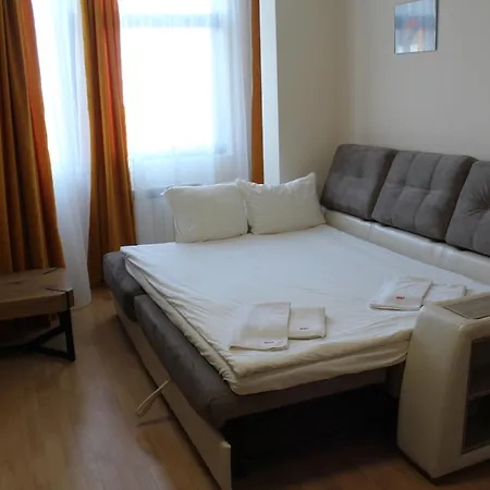 Large Size One Bed Sleep 6 In Flora Main Building Apartament