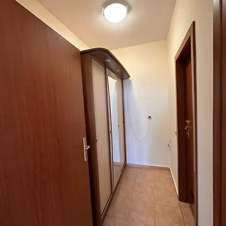 Large Size One Bed Sleep 6 In Flora Main Building Apartament *