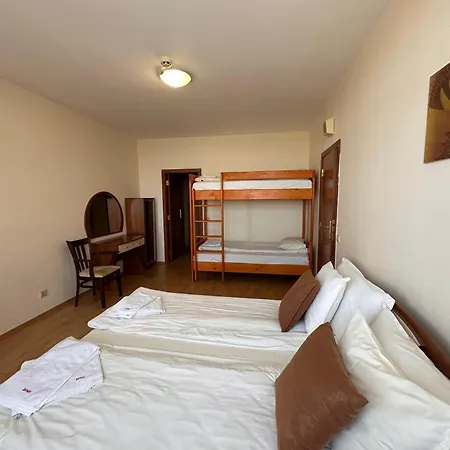 Large Size One Bed Sleep 6 In Flora Main Building Apartament