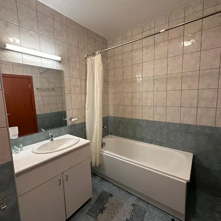 Large Size One Bed Sleep 6 In Flora Main Building *